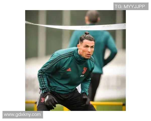 小辫足球明星的传奇故事与场上风采的完美结合